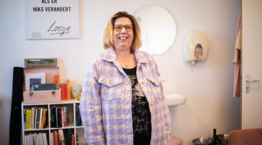 portretfoto van Saskia die haar ervaringsverhaal vertelt over wachttijd in de ggz en haar initiatief wachtverzachter