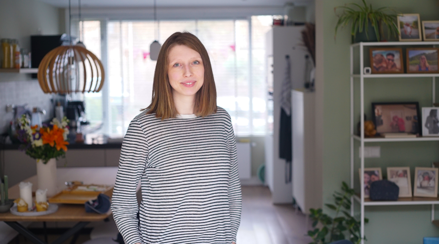 Portretfoto van Emma die haar ervaringsverhaal vertelt over inzicht in haar smetvrees