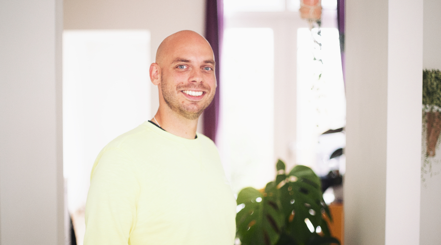 portretfoto van Florian die zijn ervaringsverhaal vertelt over zijn herstel na psychose