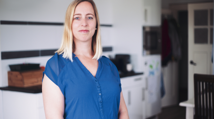 portretfoto van Hanneke die haar ervaringsverhaal vertelt over haar diagnose autisme