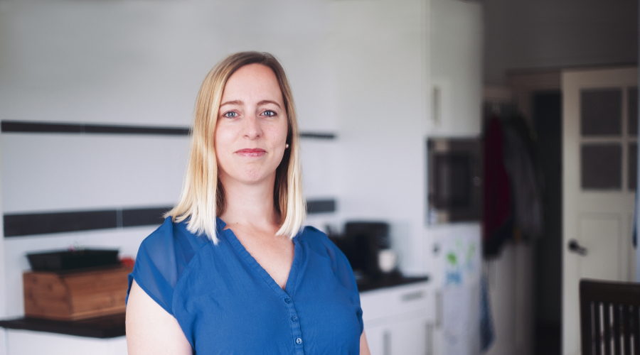 portretfoto van Hanneke die haar ervaringsverhaal vertelt over haar diagnose autisme