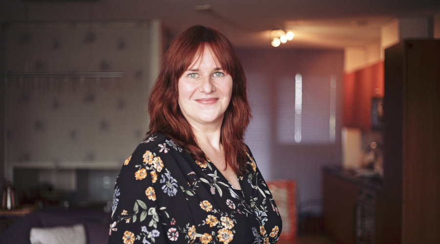 Portretfoto van Ingrid die haar ervaringsverhaal vertelt over pesten op de werkvloerop de 