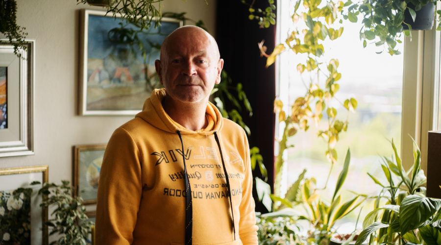 Portretfoto van Jacob die zijn ervaringsverhaal vertelt over jezelf kunnen zijn als homosexueel