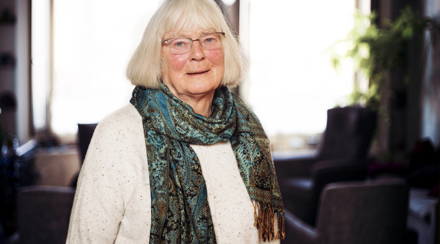 Portyretfoto van Janneke die haar ervaringsverhaal vertelt over mantelzorger zijn bij Alzheimer