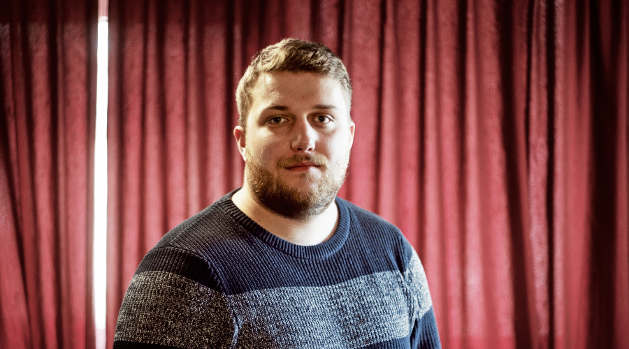 portretfoto van Jasper die zijn ervaringsverhaal vertelt over omgaan met negatieve gedachten