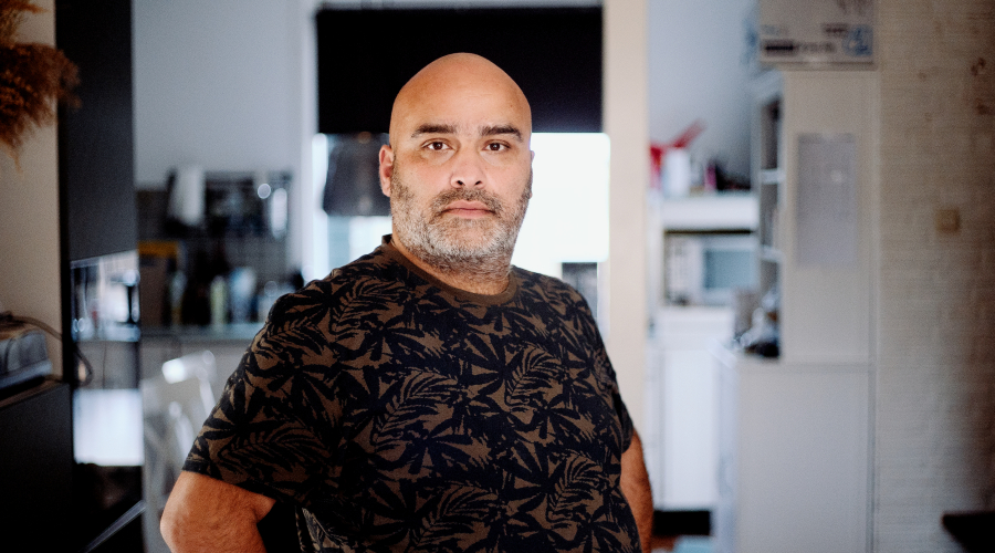 portretfoto van Joeri die zijn ervaringsverhaal vertelt over PTSS door zijn werk bij de politie