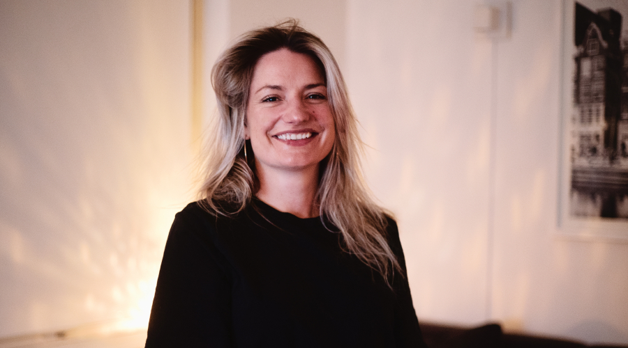 Portretfoto van Loïs die haar ervaringsverhaal vertelt over haar herstel van alcoholverslaving