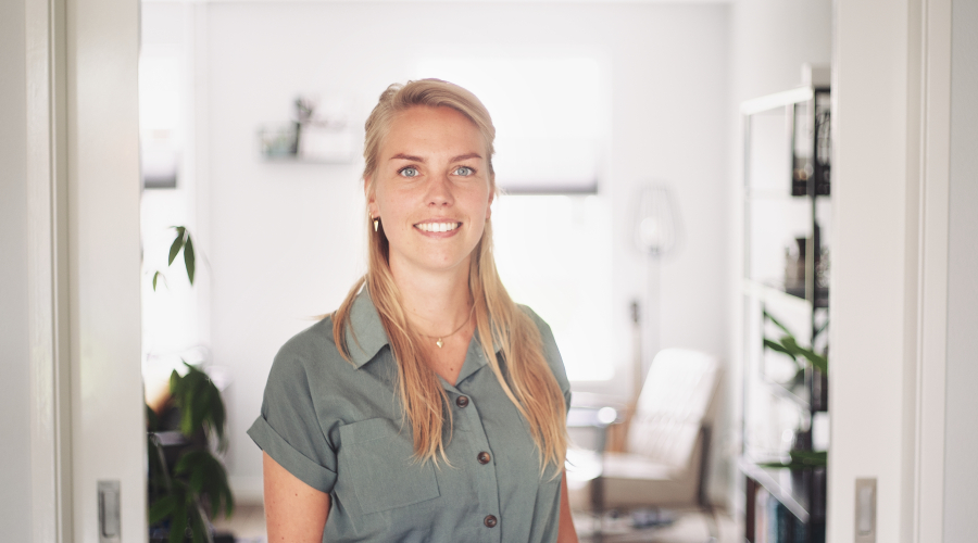 Portretfoto van Moniek die haar ervaringsverhaal vertelt over dwang in haar relatie