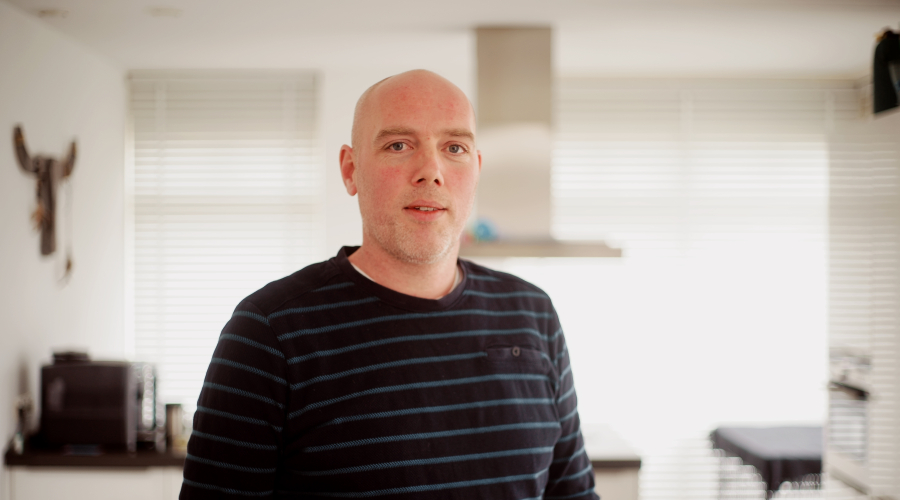 Portretfoto van Niels die zijn ervaringsverhaal vertelt over de impact van zijn burnout
