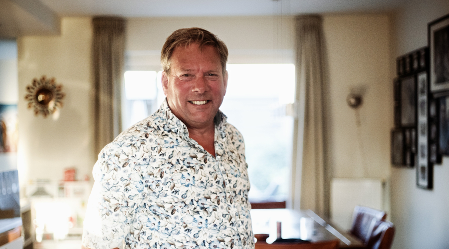 Portretfoto van Peter die zijn ervaringsverhaal vertelt over leren leven met een visuele beperking