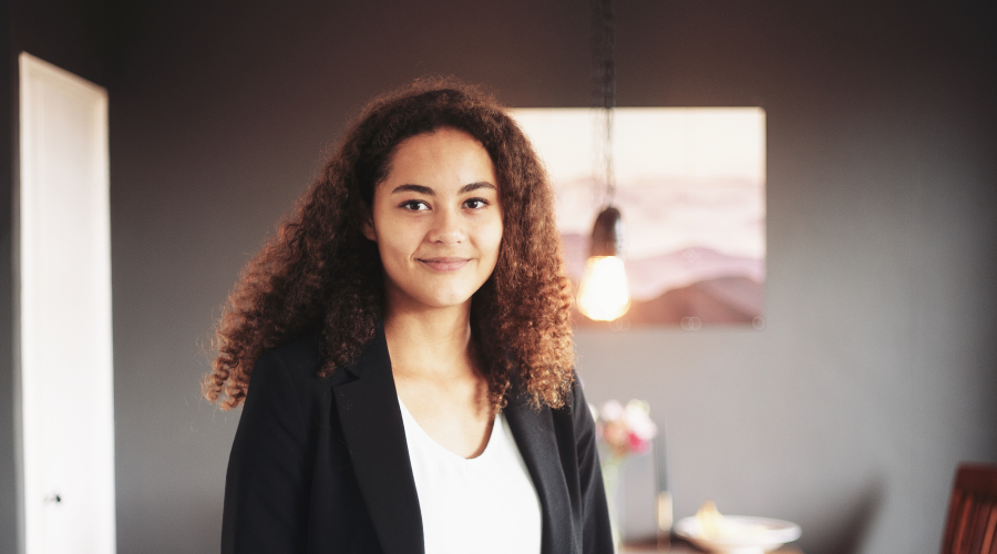 Portretfoto van Renee die haar ervarinsgverhaal vertelt over haar zoektocht naar antwoorden over HSP