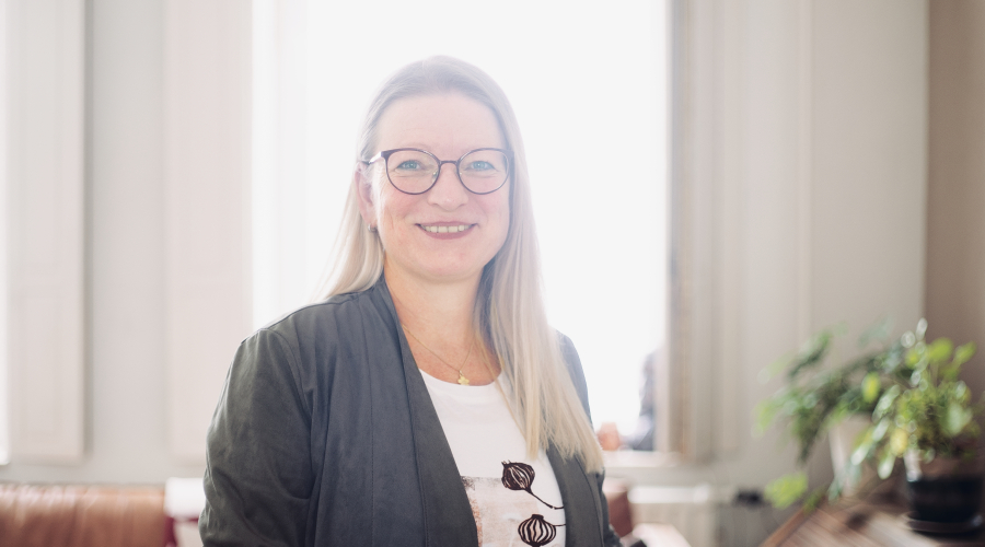 Portretfoto van Sonja die haar ervaringsverhaal vertelt over vroegdementie