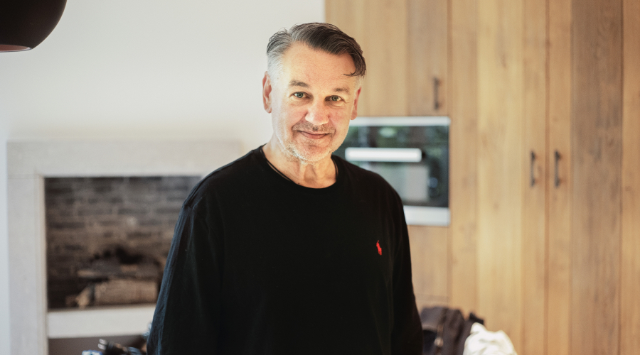 Portretfoto van Stephen die zijn ervaringsverhaal vertelt over leven met tinnitus als musicus en als mens