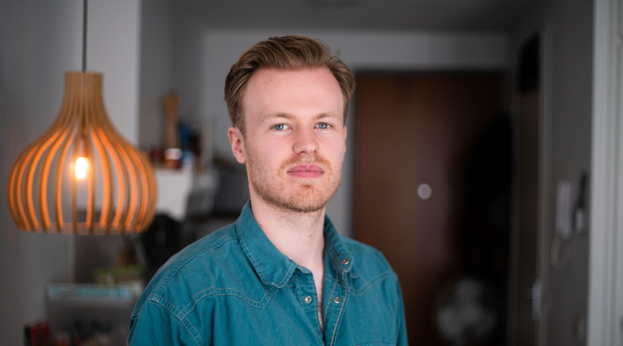 Porytretfoto van Thijn die zijn ervaringsverhaal vertelt over sterker terugkomen na zijn burnout