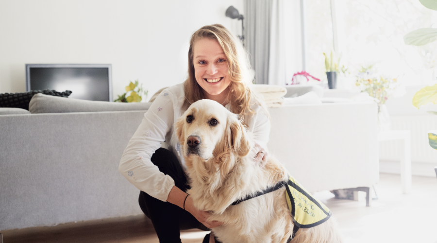 Portretfoto van Danielle die haar ervaringsverhaal vertelt over haar herstel met hulp van hulphond Nola