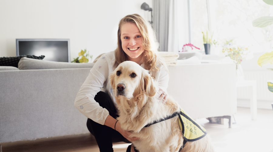 Portretfoto van Danielle die haar ervaringsverhaal vertelt over haar herstel met hulp van hulphond Nola