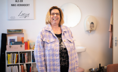 portretfoto van Saskia die haar ervaringsverhaal vertelt over wachttijd in de ggz en haar initiatief wachtverzachter