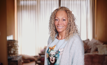 Portretfoto van Sylvia die haar ervaringsverhaal vertelt over doorbreken van huiselijk geweld door generaties heen
