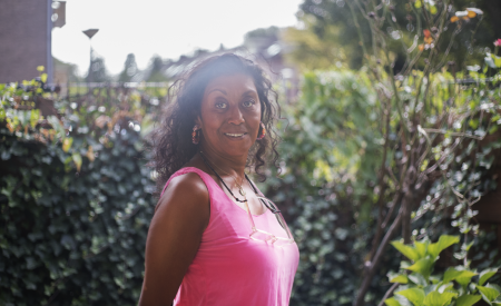 Portretfoto van Alia die haar ervaringsverhaal vertelt over geweld in relaties en eigenwaarde