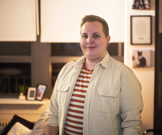 Portretfoto van Lucas die zijn ervaringsverhaal vertelt over zijn transitie naar man