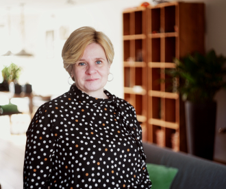 Portretfoto van Melanie die haar ervaringsverhaal vertelt over mantelzorg, moederschap en balans