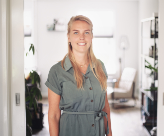 Portretfoto van Moniek die haar ervaringsverhaal vertelt over dwang in haar relatie