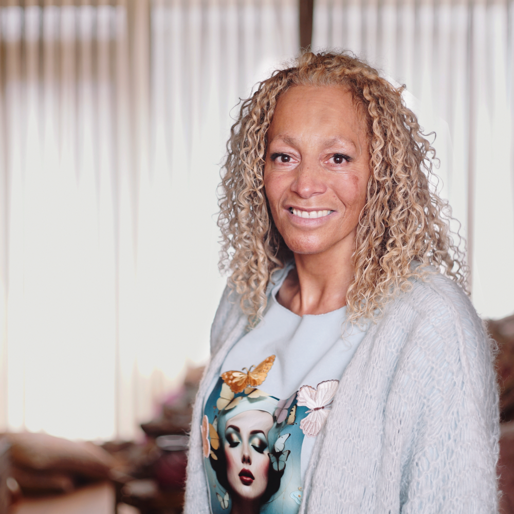 Portretfoto van Sylvia die haar ervaringsverhaal vertelt over doorbreken van huiselijk geweld door generaties heen