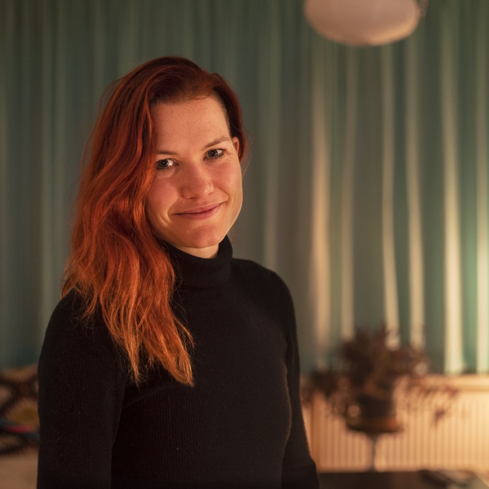 Portretfoto van Floor die haar ervaringsverhaal vertelt over het afscheid van haar zusje na euthanasie voor psychisch lijden