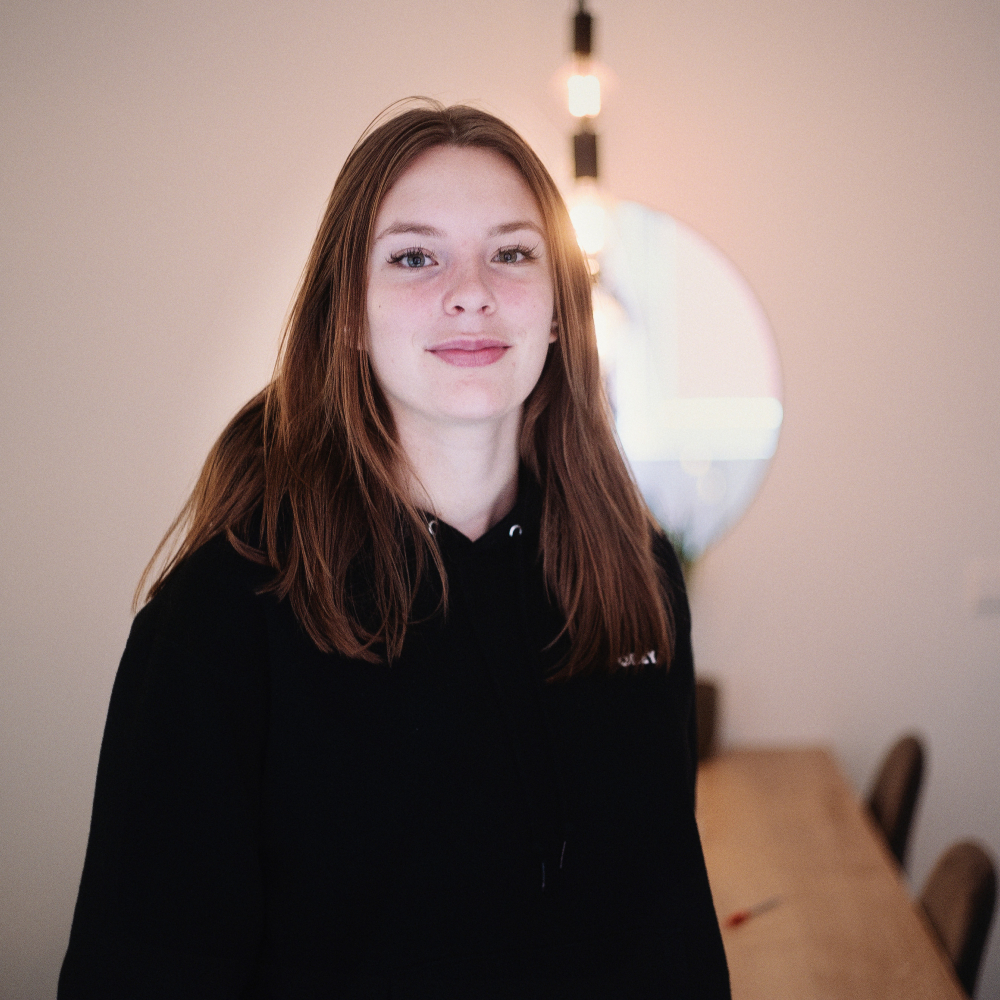 Portretfoto van Floor die haar ervaringsverhaal vertelt over haar depressie
