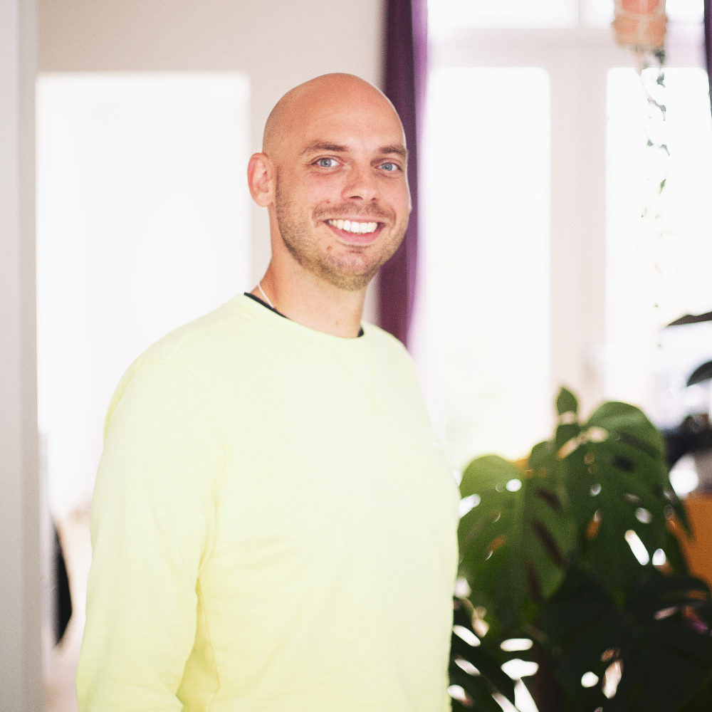 portretfoto van Florian die zijn ervaringsverhaal vertelt over zijn herstel na psychose
