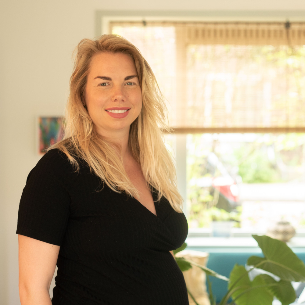 Portretfoto van Gloria die haar ervaringsverhaal vertelt over haar jeugd als '' KOPPkind"