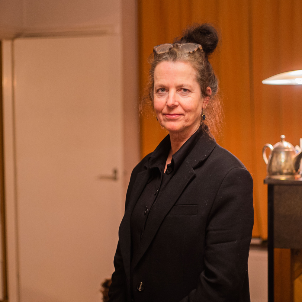 Portretfoto van Henriette die haar ervaringsverhaal vertelt over leven in Groninger aardbevingsgebied