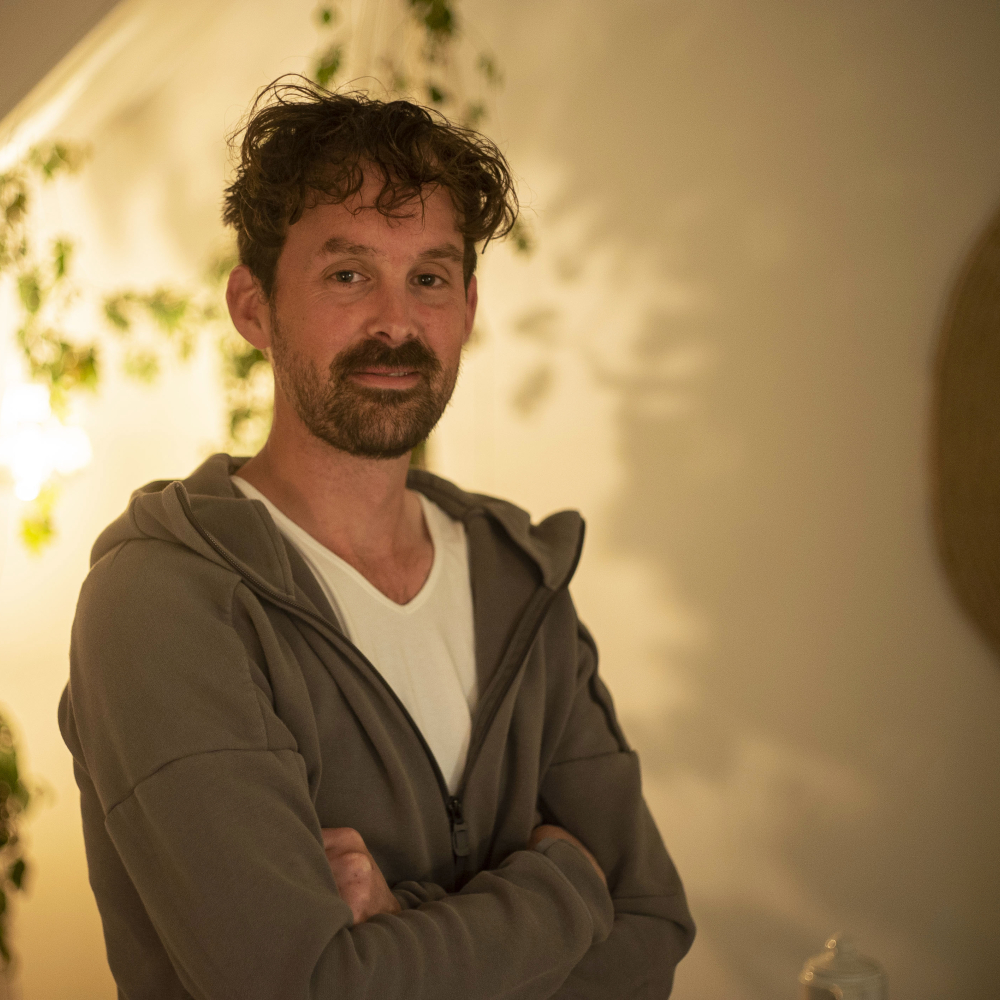 Portretfoto van Ivo die zijn ervaringsverhaal vertet over omgaan met de dwanghandelingen van zijn partner