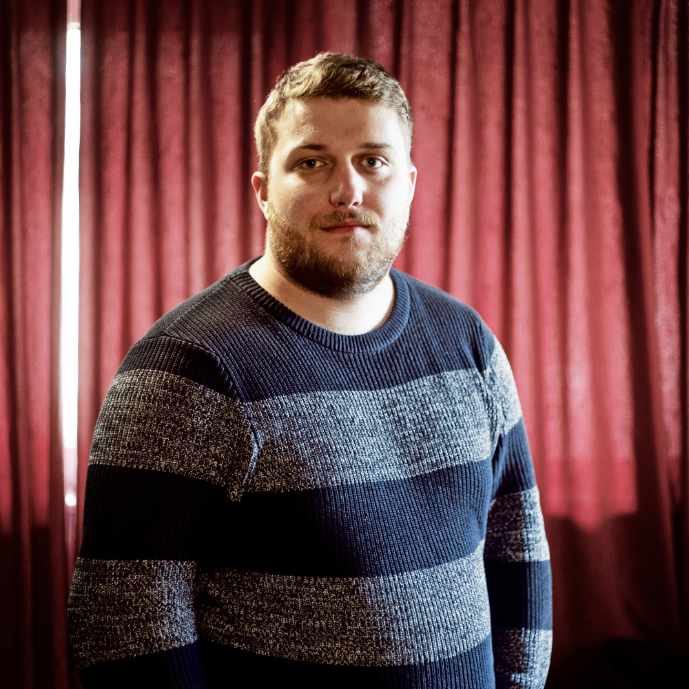 portretfoto van Jasper die zijn ervaringsverhaal vertelt over omgaan met negatieve gedachten