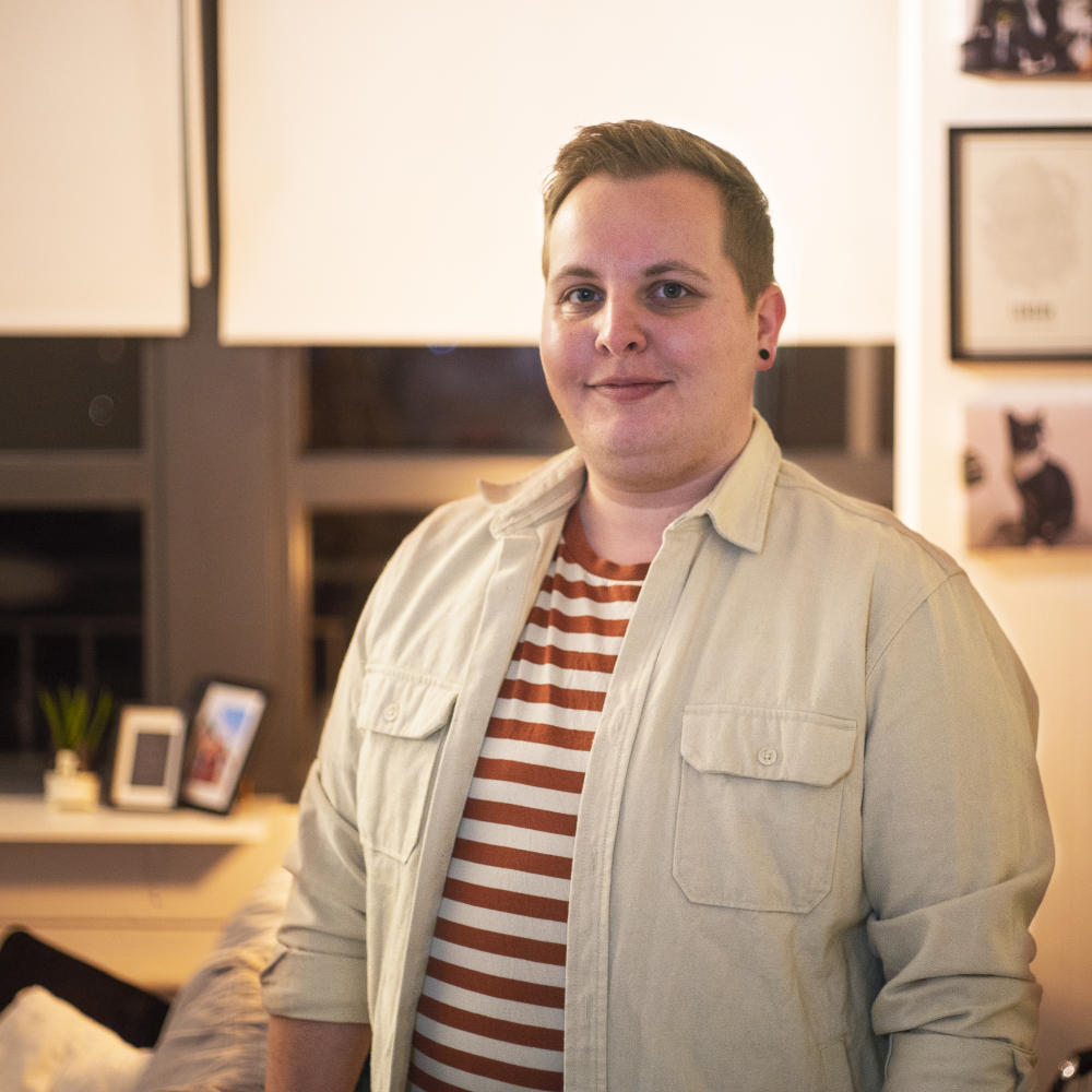 Portretfoto van Lucas die zijn ervaringsverhaal vertelt over zijn transitie naar man