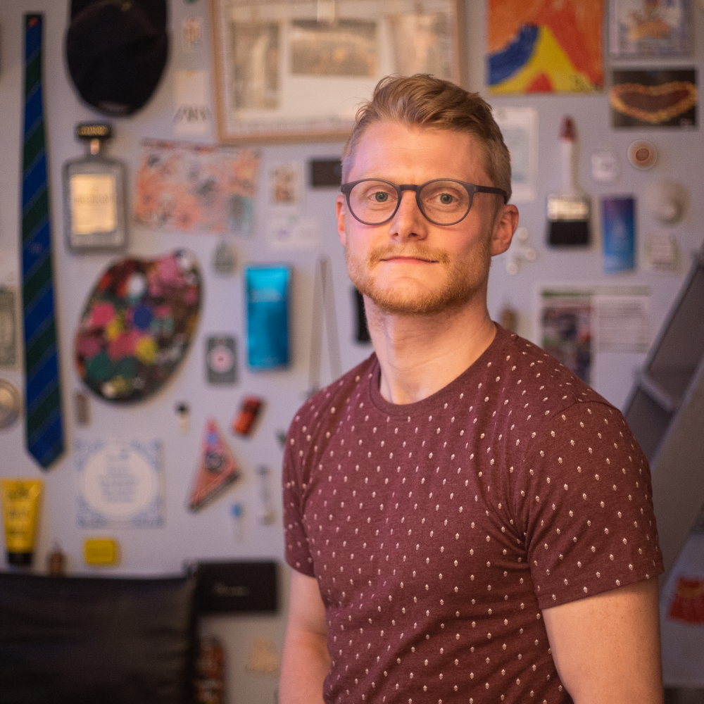 Portretfoto van Marco die zijn ervaringsverhaal vertelt over de verwerking van kindermishandeling