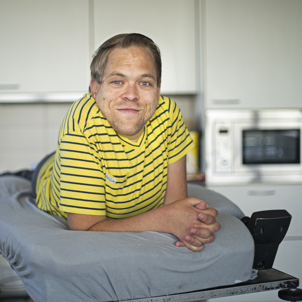 Portretfoto van Marvin die zijn ervaringsverhaal vertelt over voluit leven voorbij zijn fysieke beperking