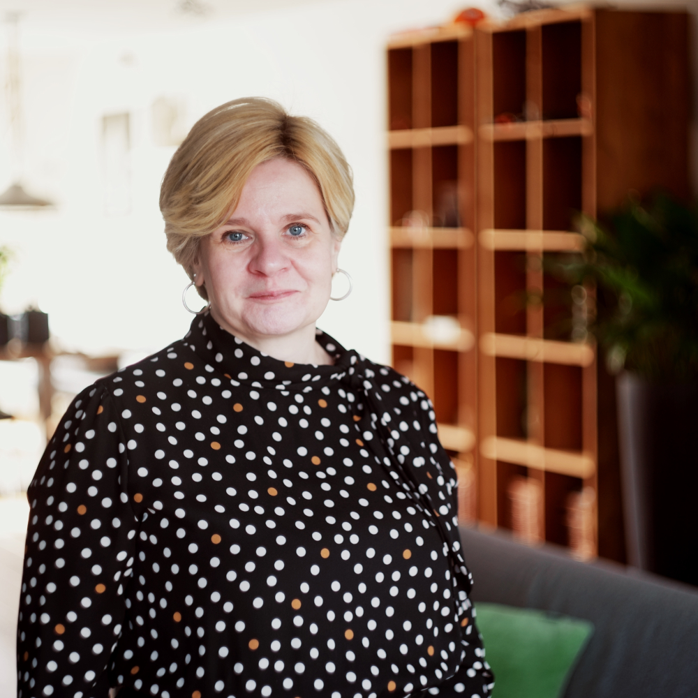 Portretfoto van Melanie die haar ervaringsverhaal vertelt over mantelzorg, moederschap en balans