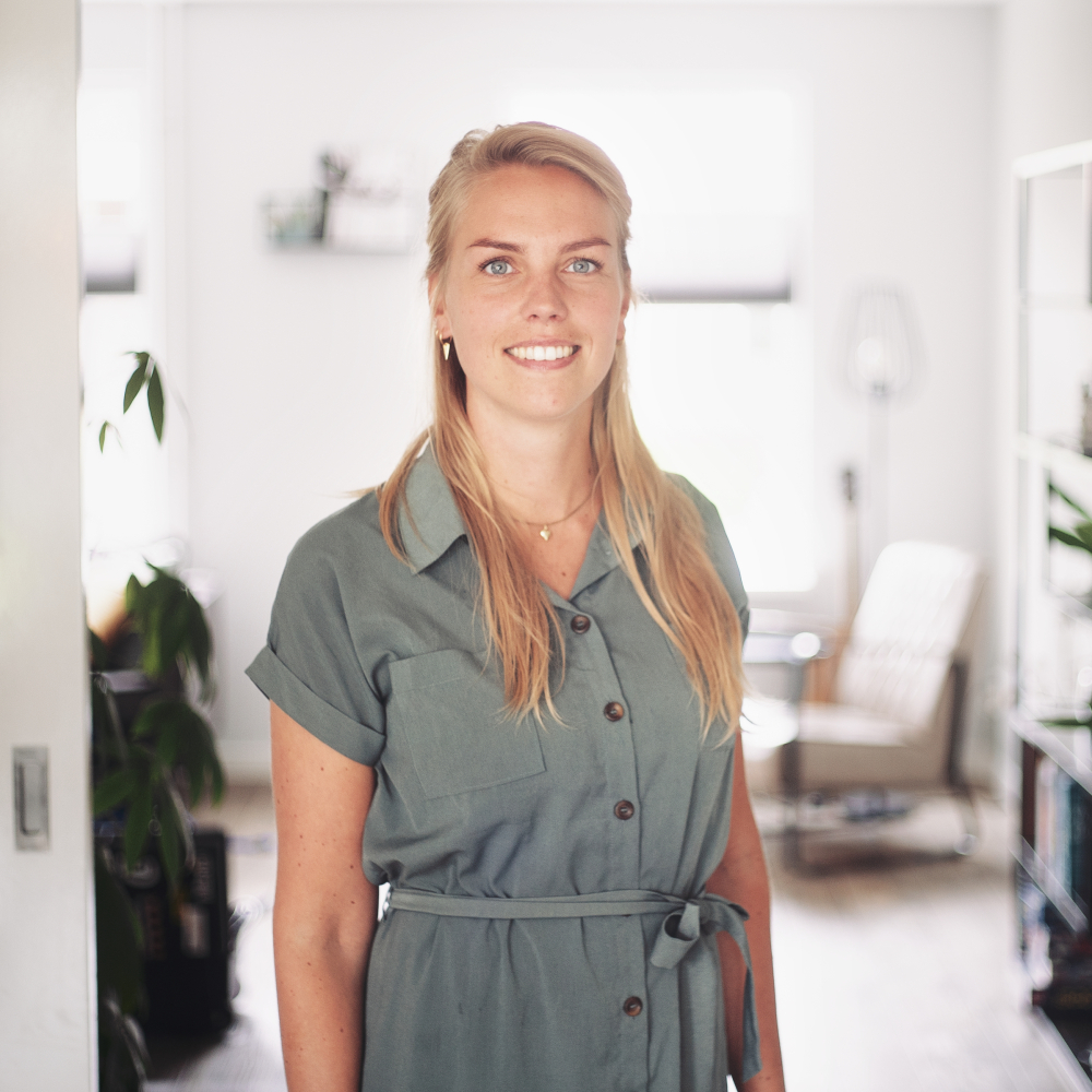 Portretfoto van Moniek die haar ervaringsverhaal vertelt over dwang in haar relatie