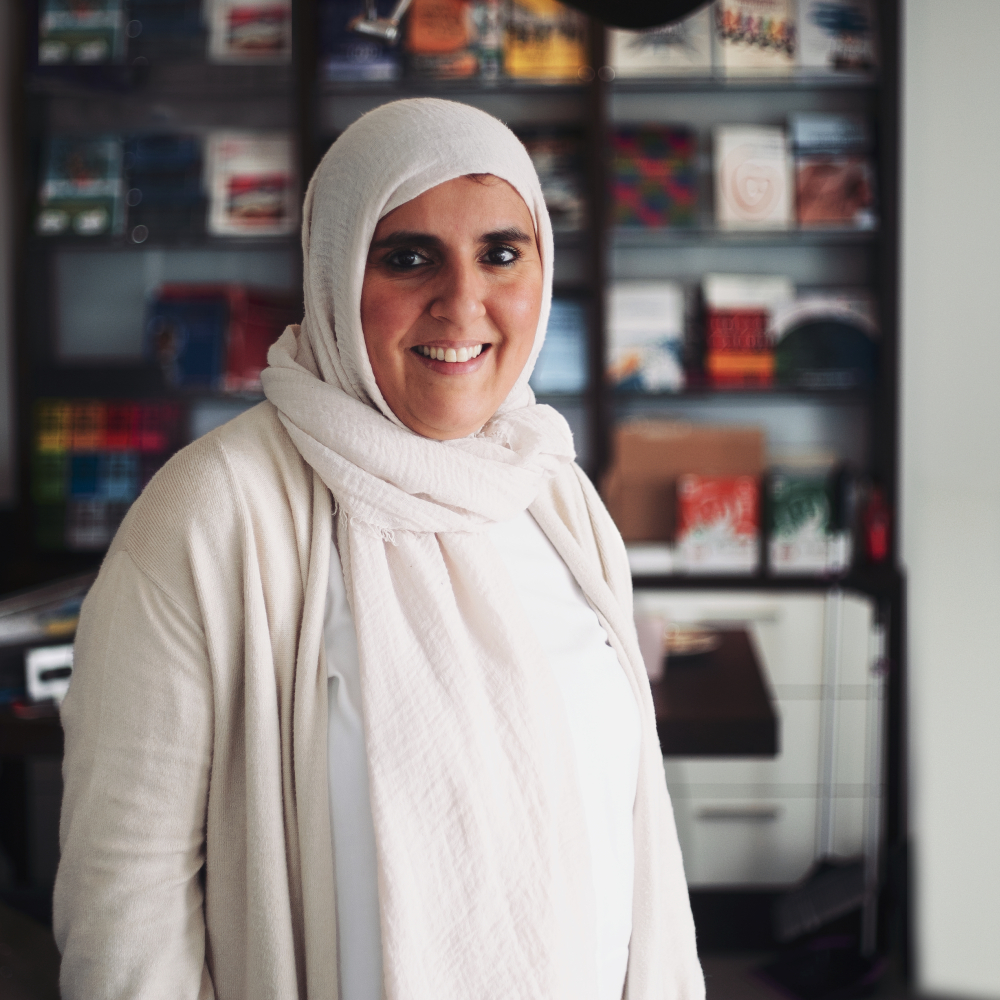 Portretfoto van Najat die haar ervarinsgverhaal vertelt over geloof en liefde tijdens borstkanker