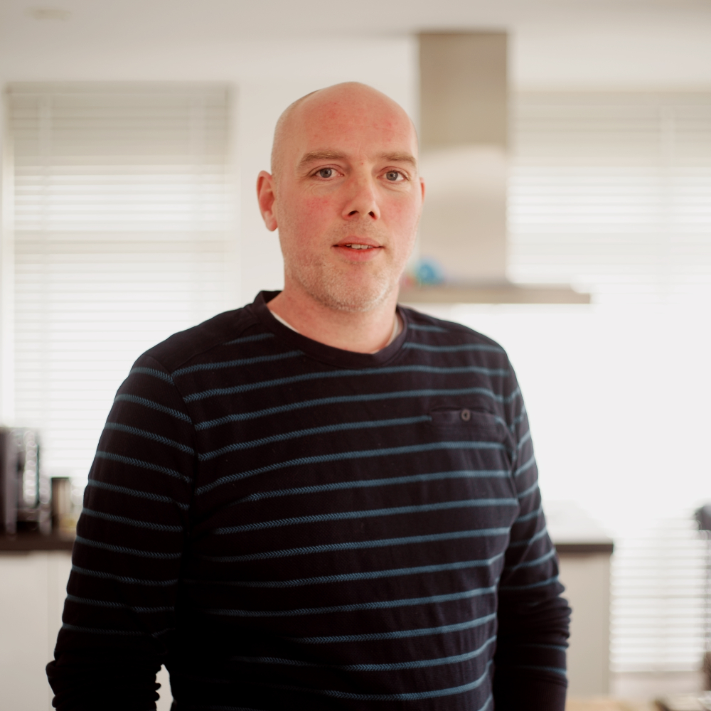 Portretfoto van Niels die zijn ervaringsverhaal vertelt over de impact van zijn burnout
