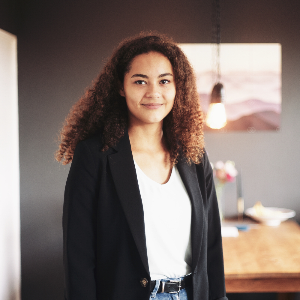 Portretfoto van Renee die haar ervarinsgverhaal vertelt over haar zoektocht naar antwoorden over HSP