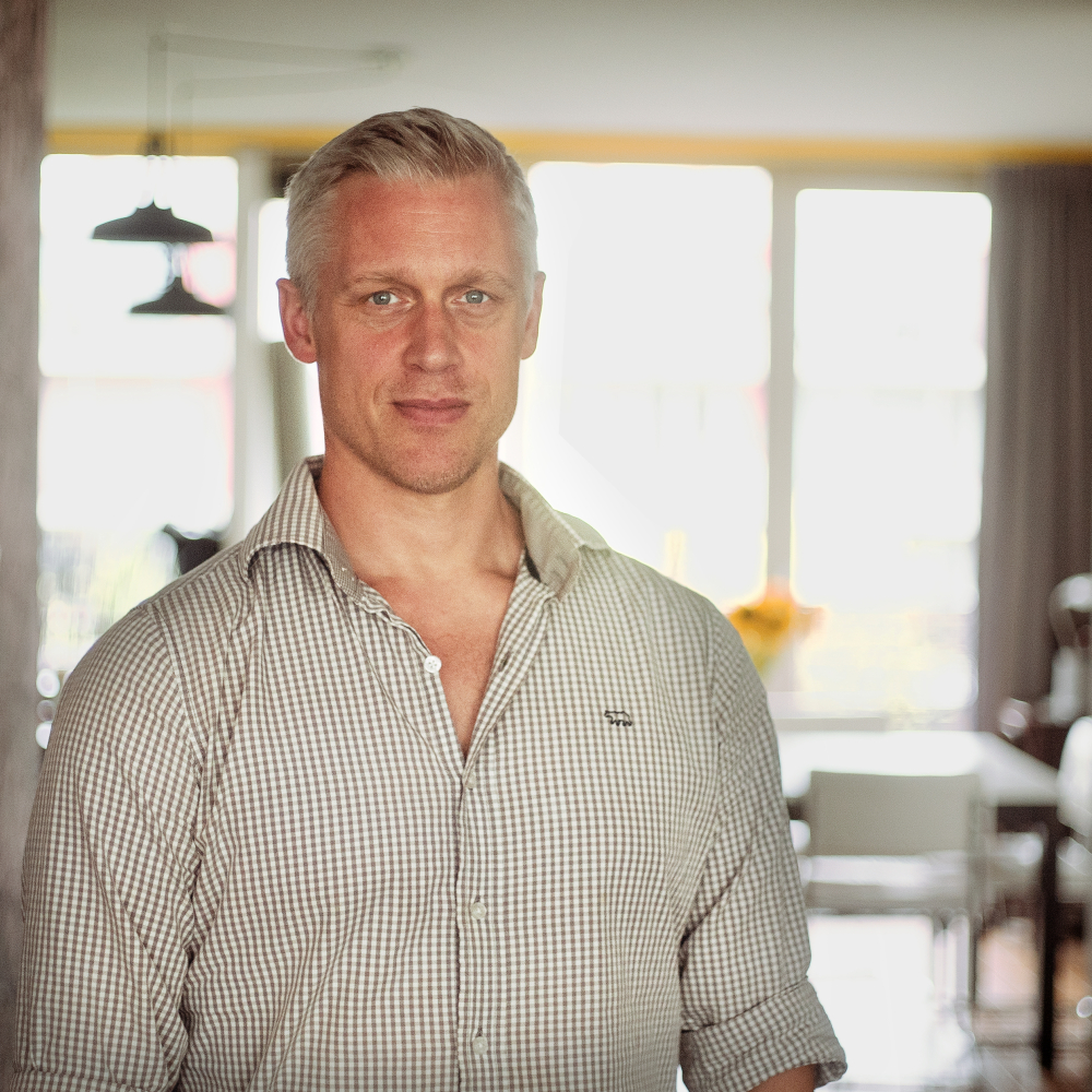 Portretfoto van Stijn die zijn ervaringsverhaal vertelt over je partner steunen na seksueel geweld