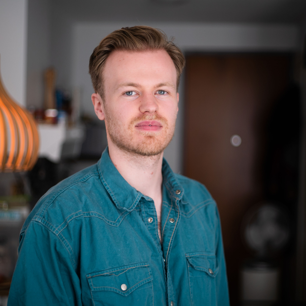 Porytretfoto van Thijn die zijn ervaringsverhaal vertelt over sterker terugkomen na zijn burnout