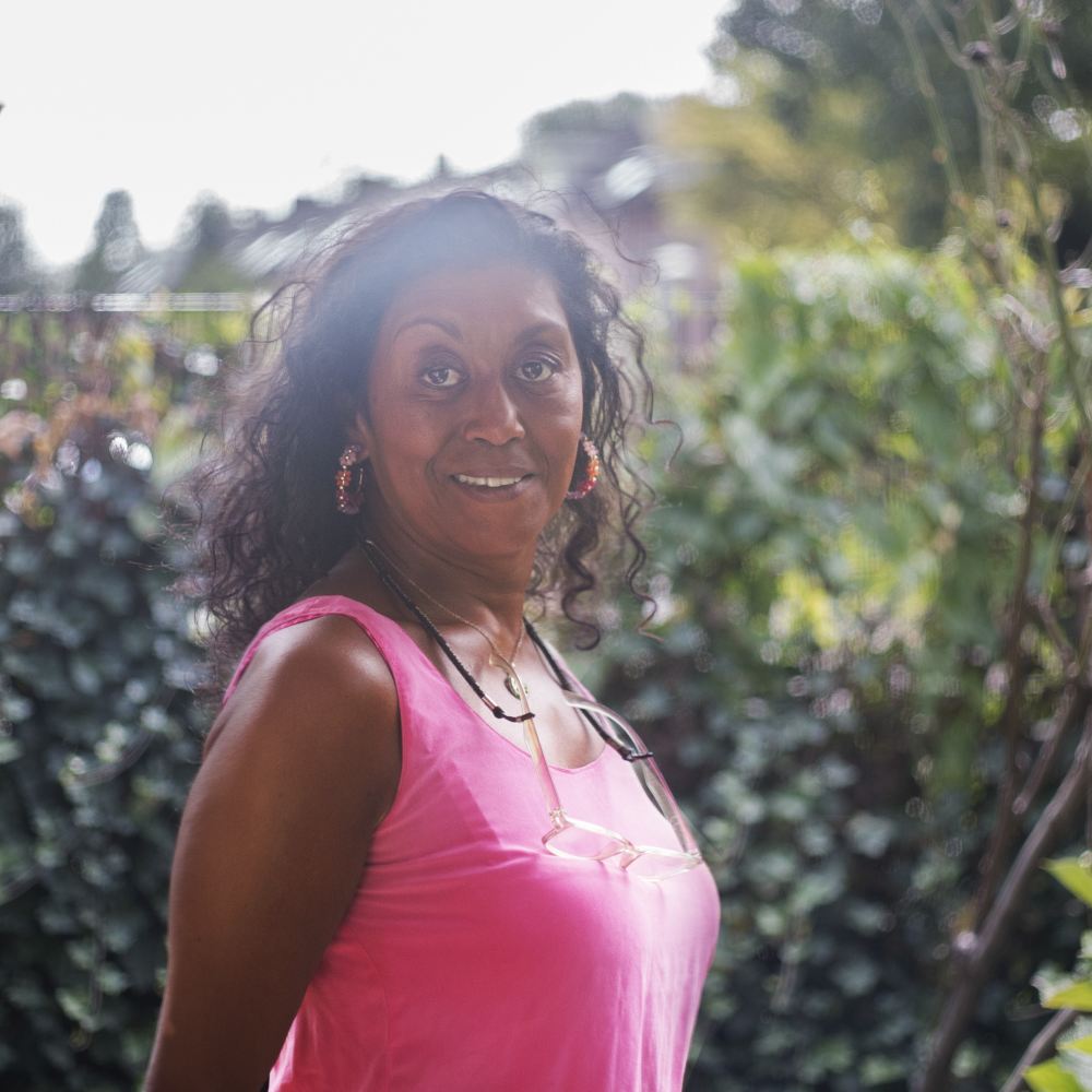 Portretfoto van Alia die haar ervaringsverhaal vertelt over geweld in relaties en eigenwaarde
