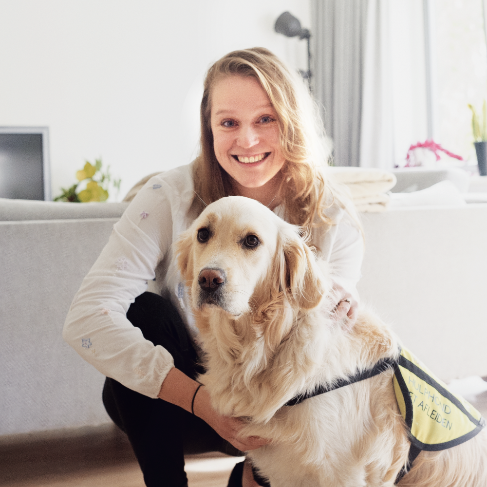 Portretfoto van Danielle die haar ervaringsverhaal vertelt over haar herstel met hulp van hulphond Nola