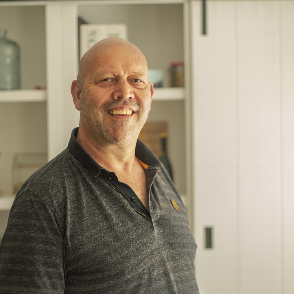 Portretfoto van Marc die zijn ervaringsverhaal vertelt over ontdekken waar zijn PTSS begon